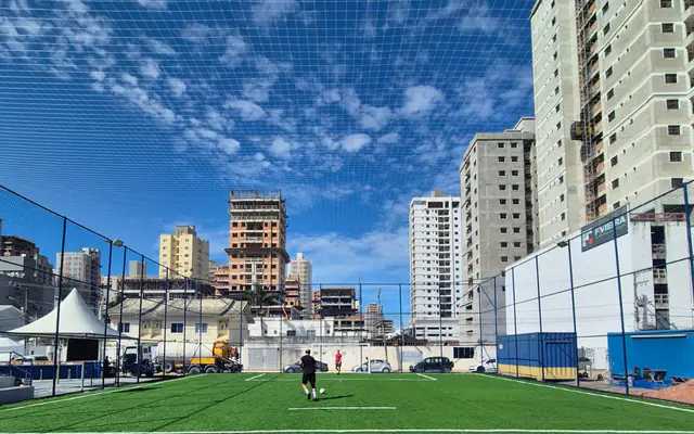 Campo de futebol society com grama sintética em Itapema