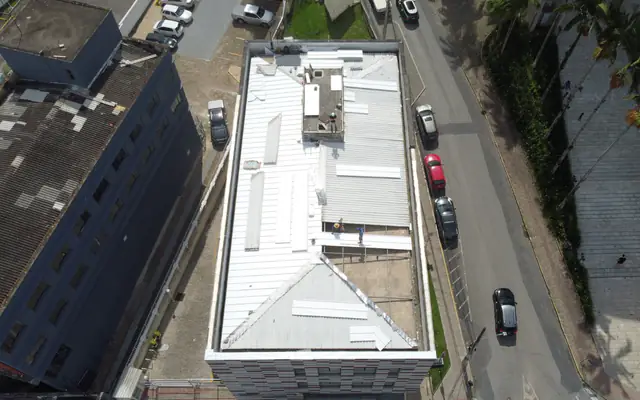 Vista aérea da cobertura reformada do TRT em Brusque
